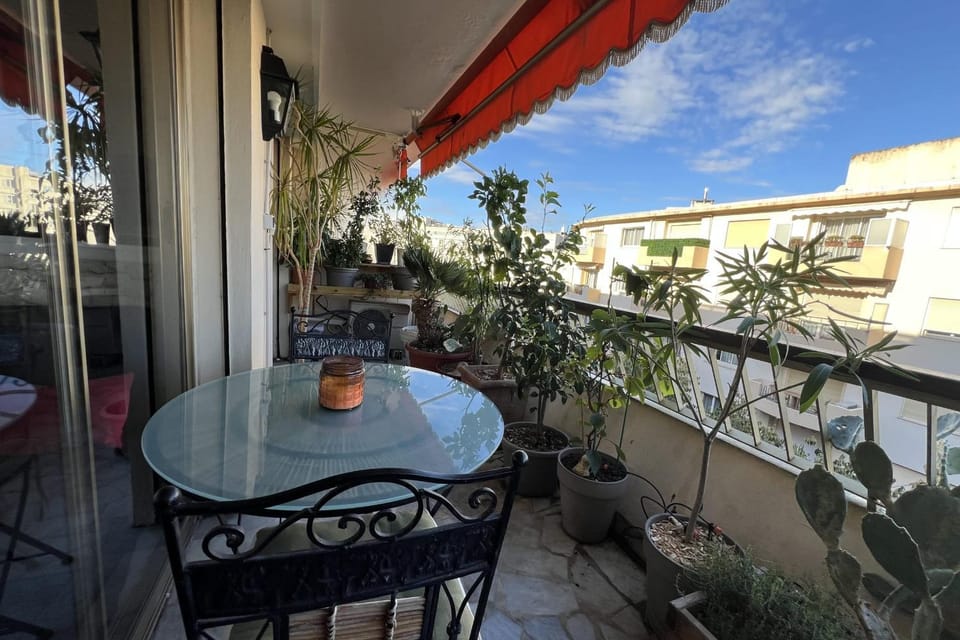 Bright 31m2 flowered terrace near Croisette Apartment in Cannes