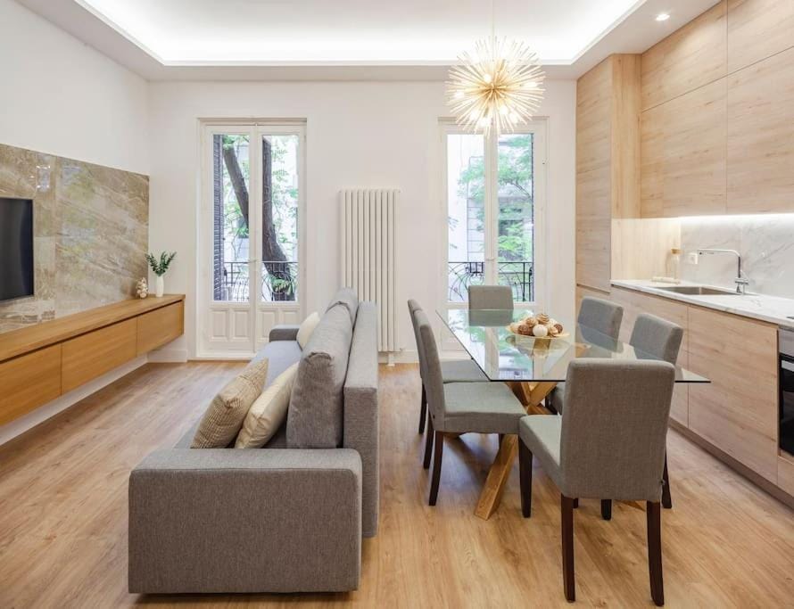TV and multimedia, Kitchen or kitchenette, Living room, Seating area, Dining area