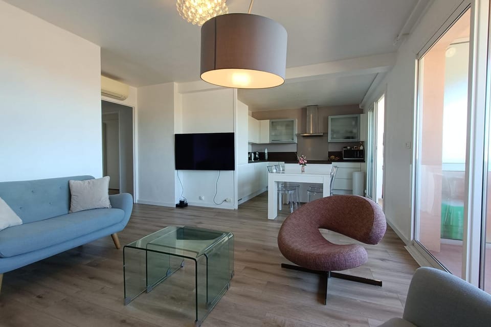 Spacious and bright cocoon near the sea Apartment in French Riviera