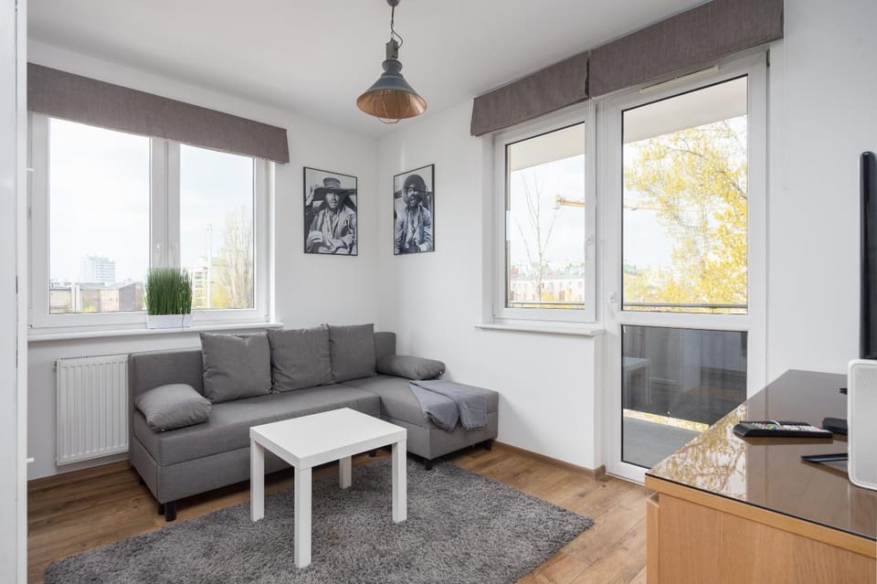 TV and multimedia, Living room, Seating area, Evening entertainment