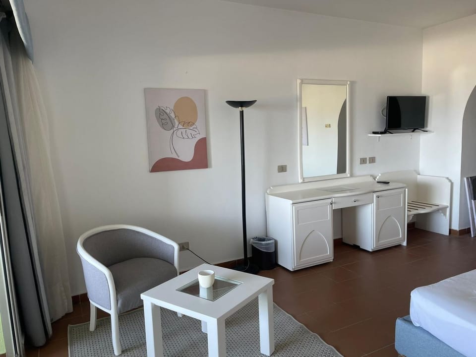 TV and multimedia, Seating area, Bedroom