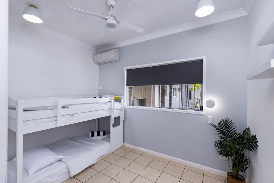Bed, Photo of the whole room, Bedroom, bunk bed, towels