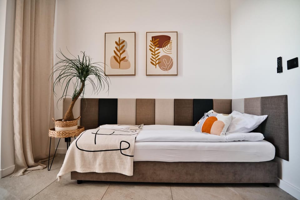Bed, Seating area, Bedroom
