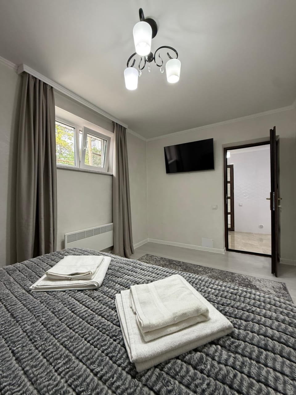 Bed, TV and multimedia, Photo of the whole room, Bedroom, towels