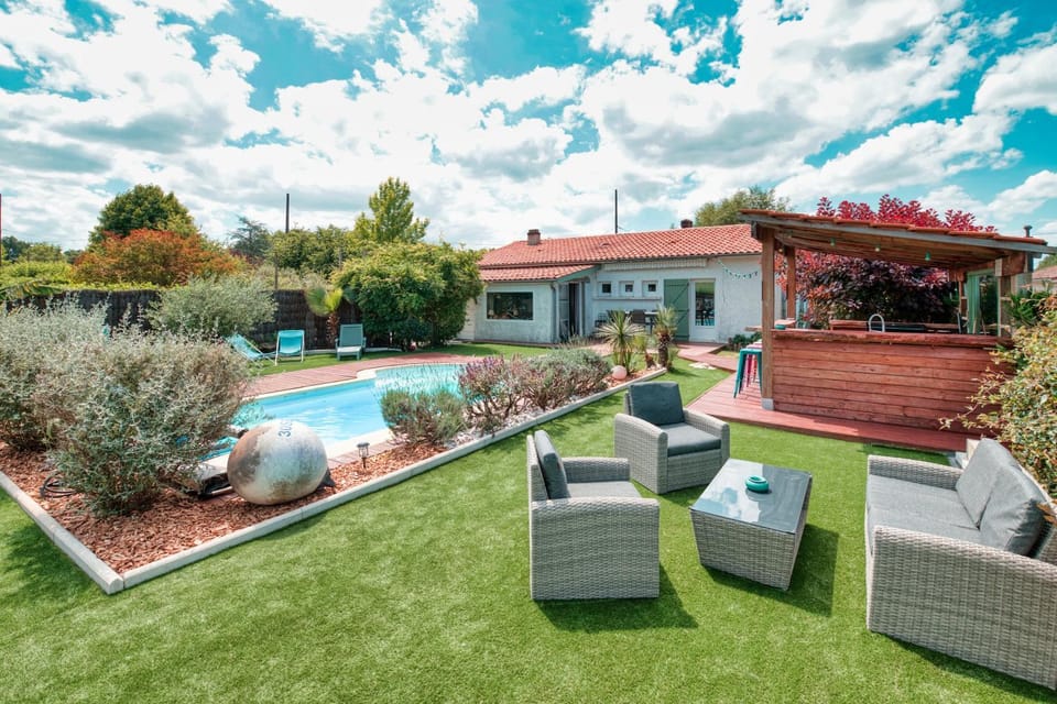 Living room, Garden view, Pool view