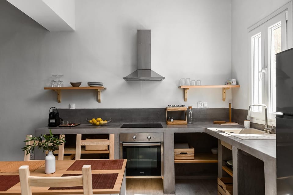 Kitchen or kitchenette, Dining area, stove