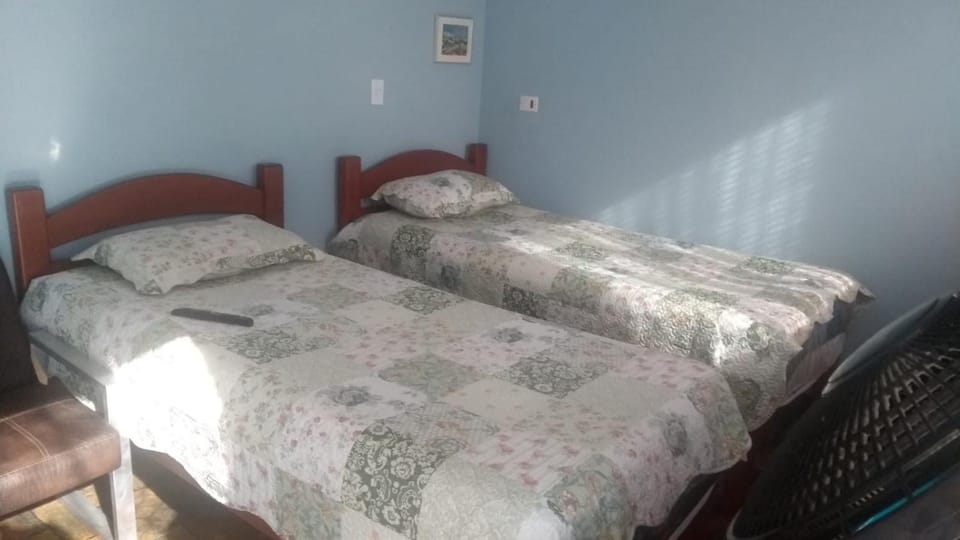 Casa familiar quarto, cozinha, banheiro e piscina a praia está a 700 metros House in Peruíbe