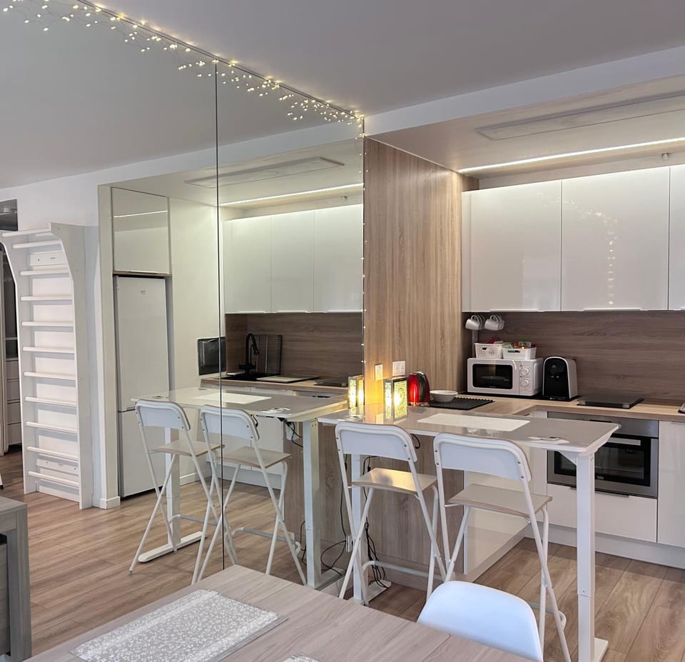 Coffee/tea facilities, Kitchen or kitchenette, minibar, oven, toaster