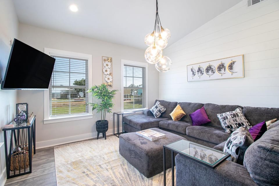 Steps Away from Cruisin' the Coast , Gulfport 2BR, Game Room, and Free Parking Apartment in Gulfport