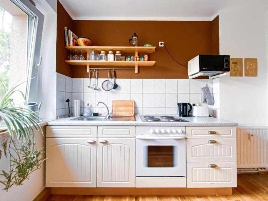 Coffee/tea facilities, Kitchen or kitchenette, stove, toaster