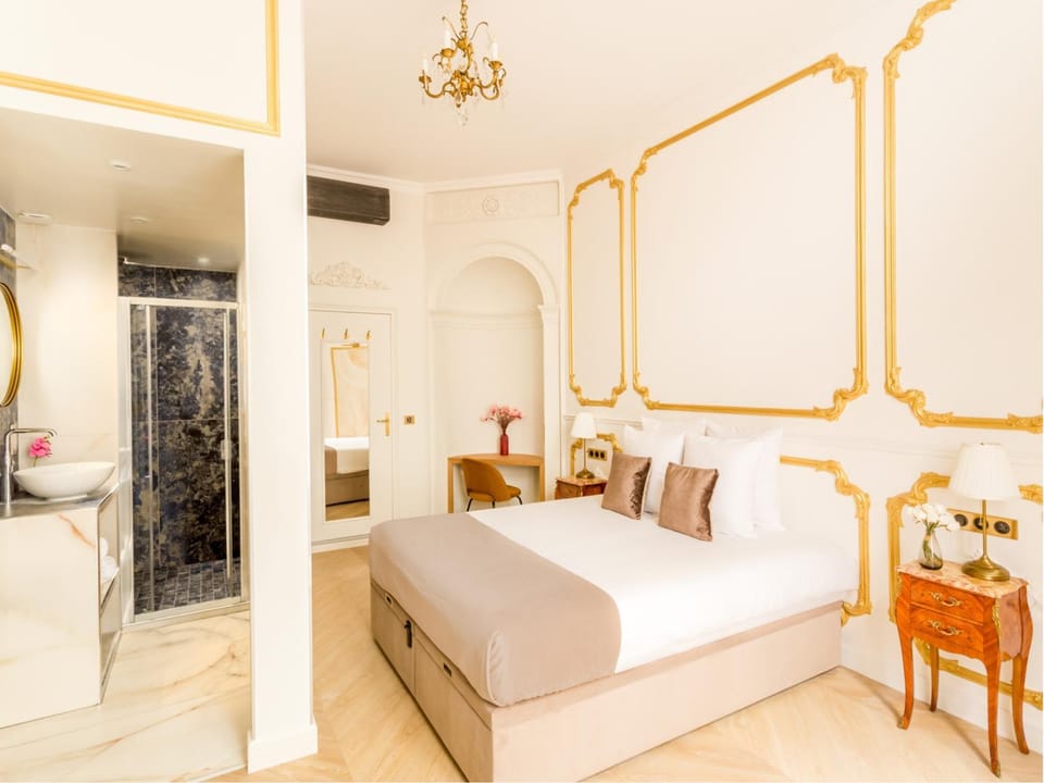 Bed, Bathroom, Photo of the whole room, Seating area, Bedroom
