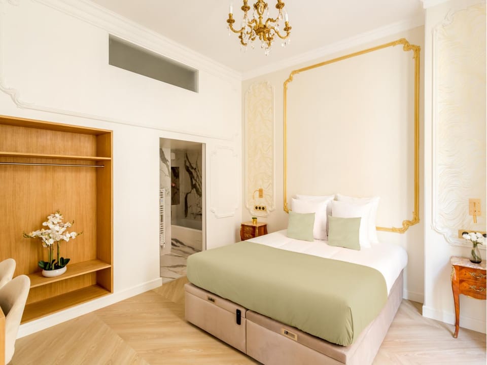Bed, Bathroom, Photo of the whole room, Bedroom, wardrobe