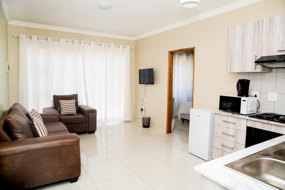 TV and multimedia, Seating area, Dining area, minibar, stove