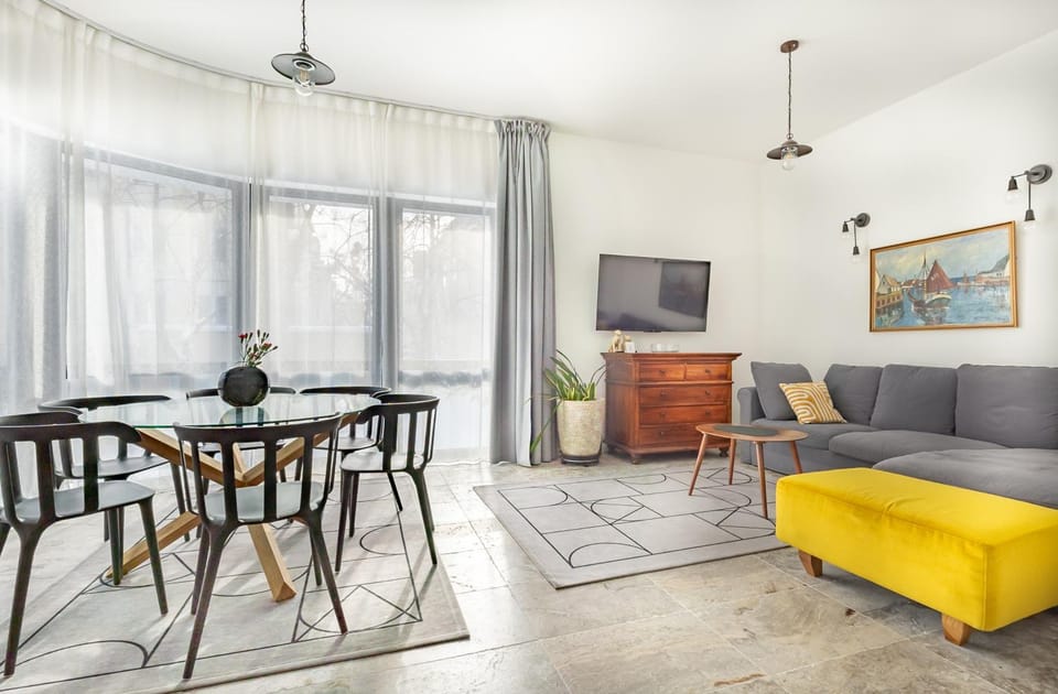 Communal lounge/ TV room, TV and multimedia, Coffee/tea facilities, Living room, Seating area, Dining area, Evening entertainment, Area and facilities, Area and facilities, group of guests, internet, internet