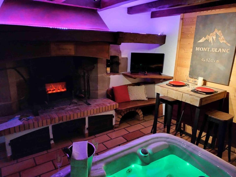 Hot Tub, Dining area, flat iron