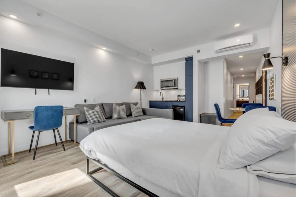 Bed, TV and multimedia, Kitchen or kitchenette, Living room, Photo of the whole room, Dining area, air conditioner