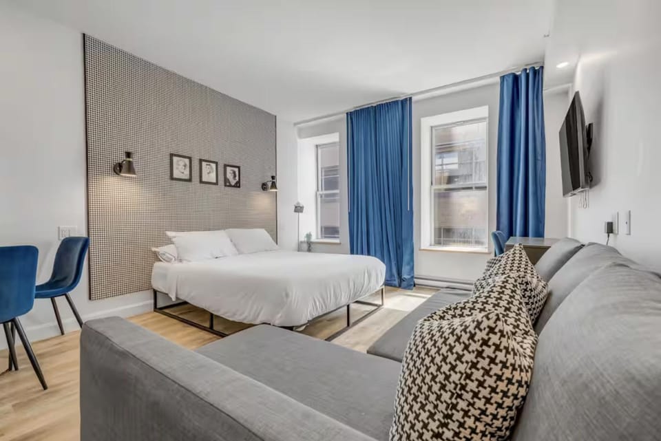 Bed, TV and multimedia, Living room