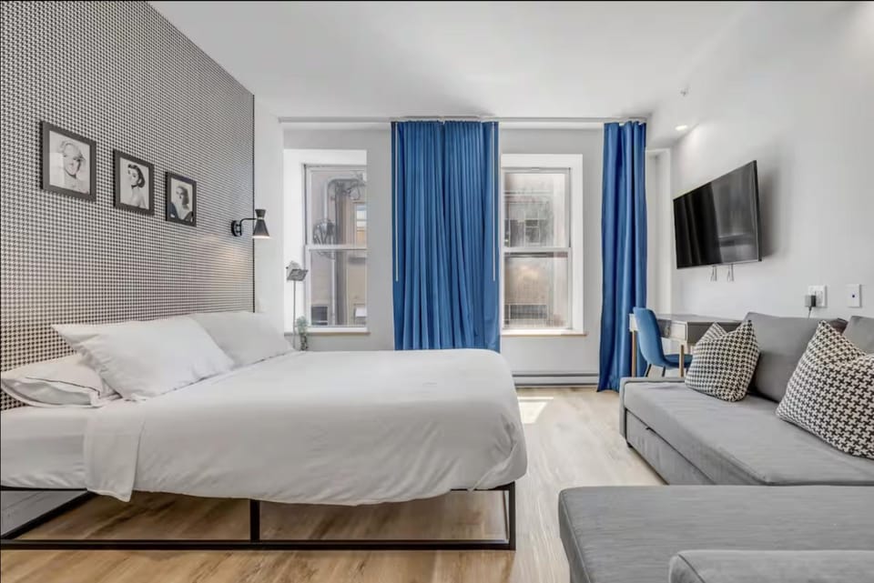 Bed, TV and multimedia, Living room