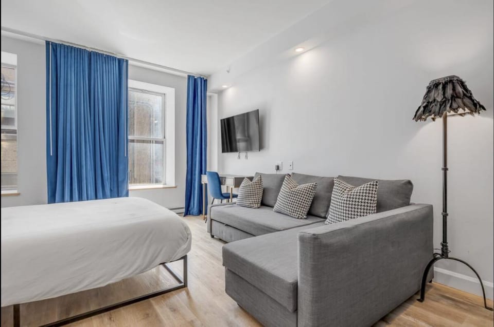 Bed, TV and multimedia, Living room