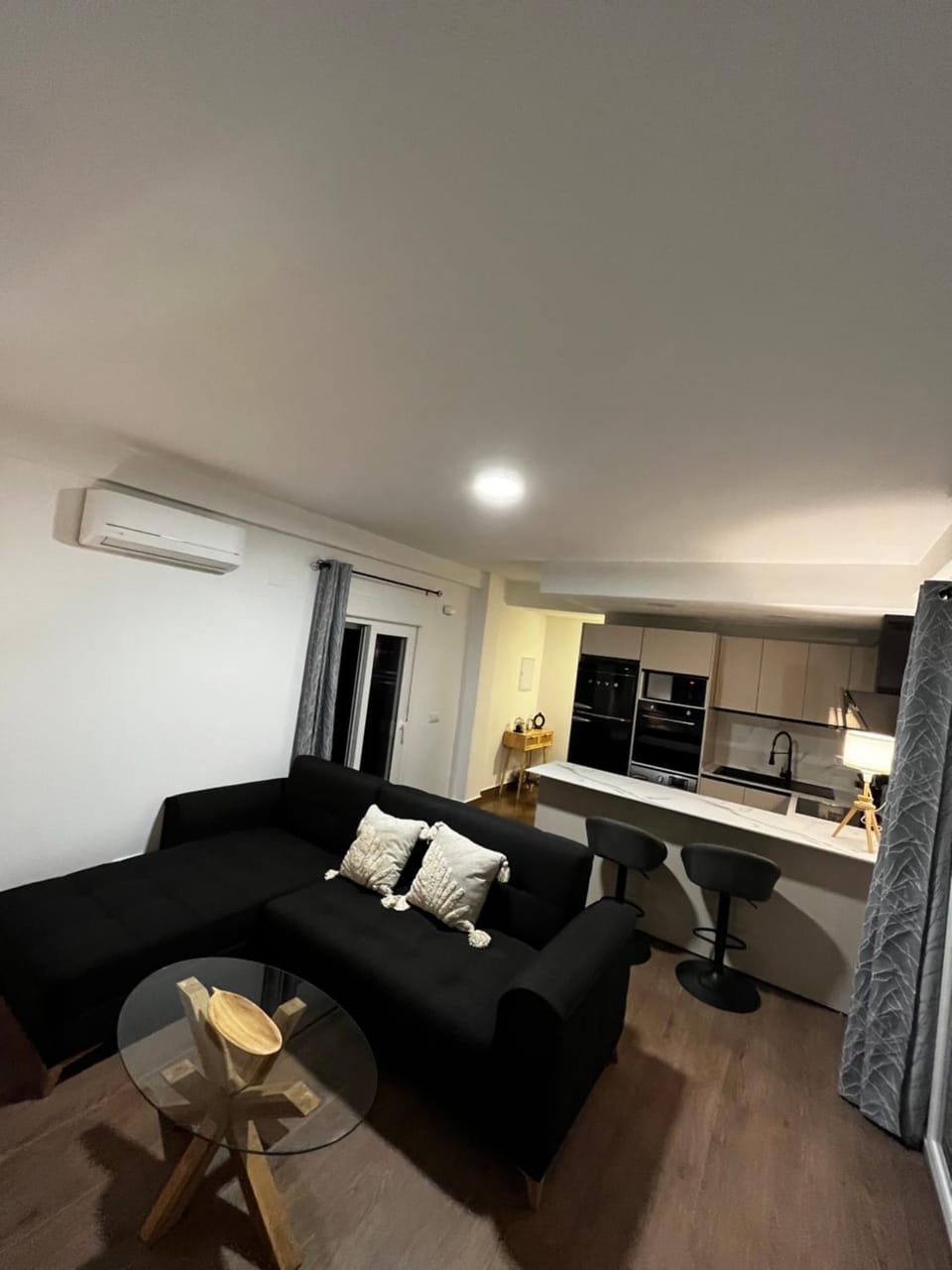Kitchen or kitchenette, Living room, minibar, air conditioner