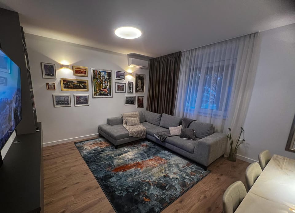 TV and multimedia, Living room, Photo of the whole room, Seating area, Bedroom