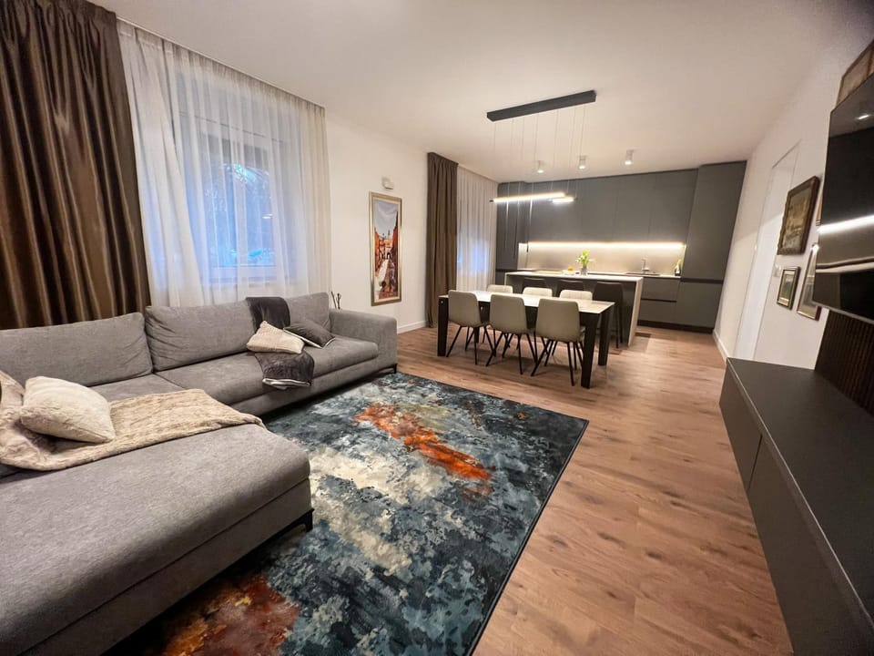 TV and multimedia, Living room, Seating area, Dining area