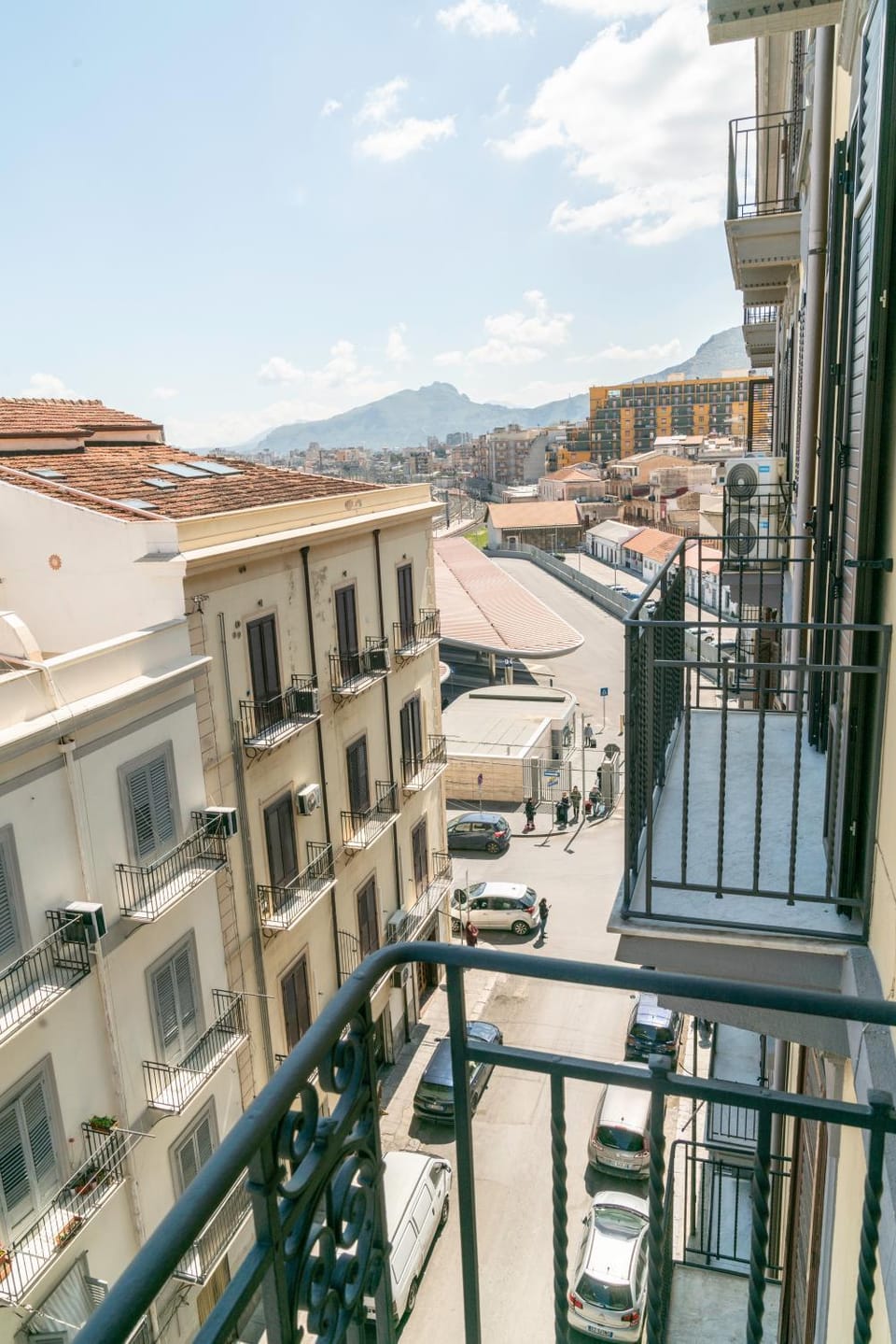 Day, Neighbourhood, Natural landscape, View (from property/room), Balcony/Terrace, City view, Mountain view, Street view, Location, Parking, laundry