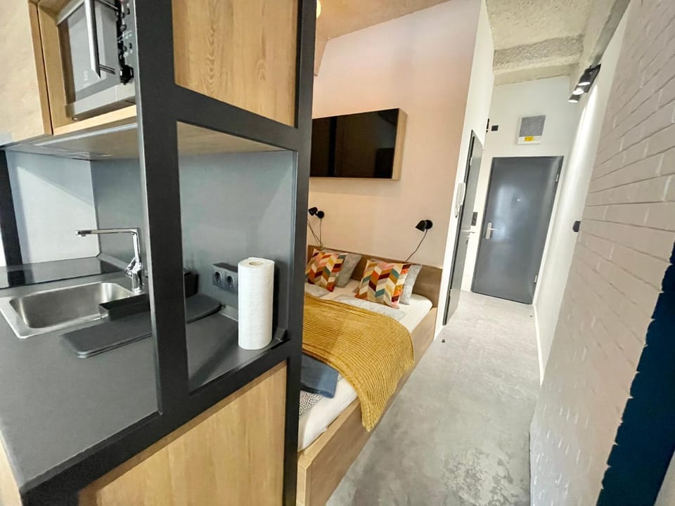 Kitchen or kitchenette, minibar