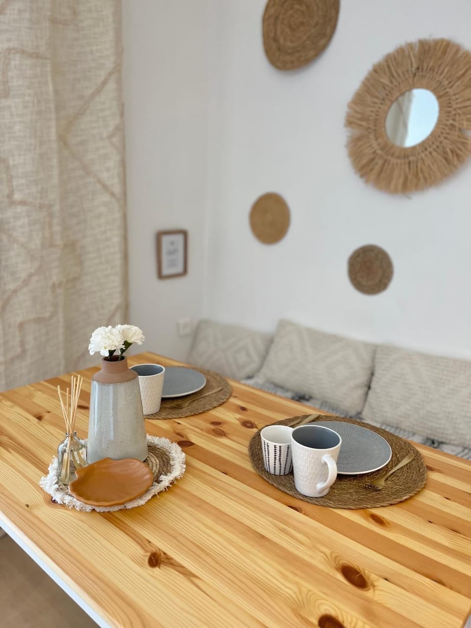 Decorative detail, Seating area, Dining area