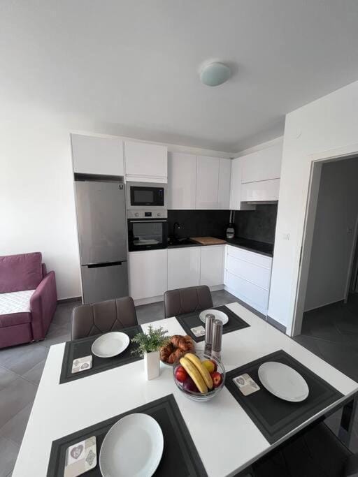 Kitchen or kitchenette, Food and drinks, Dining area, Food, minibar, pet friendly, stove