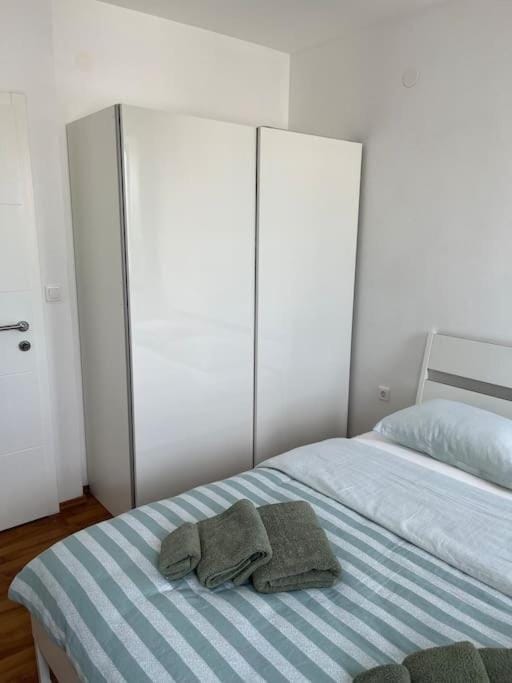 Bed, Bedroom, towels, wardrobe