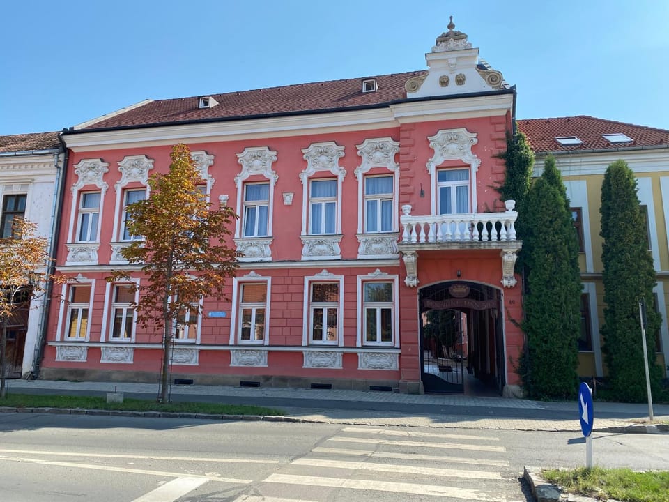 Property building, Day, Location