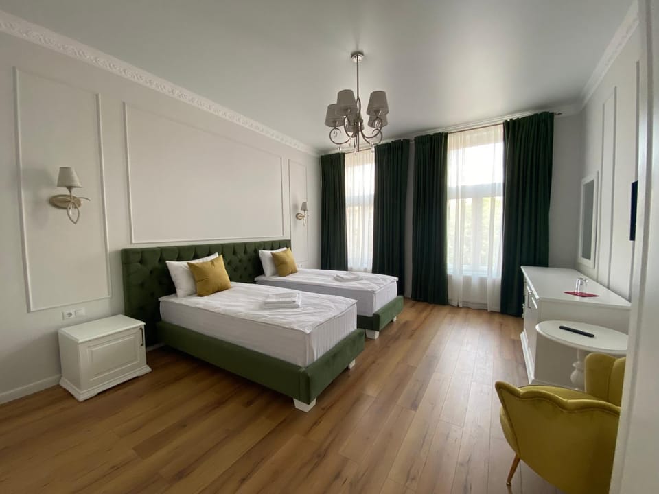 Bed, Living room, Photo of the whole room, Seating area, Bedroom
