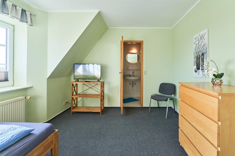 Bed, TV and multimedia, Bedroom