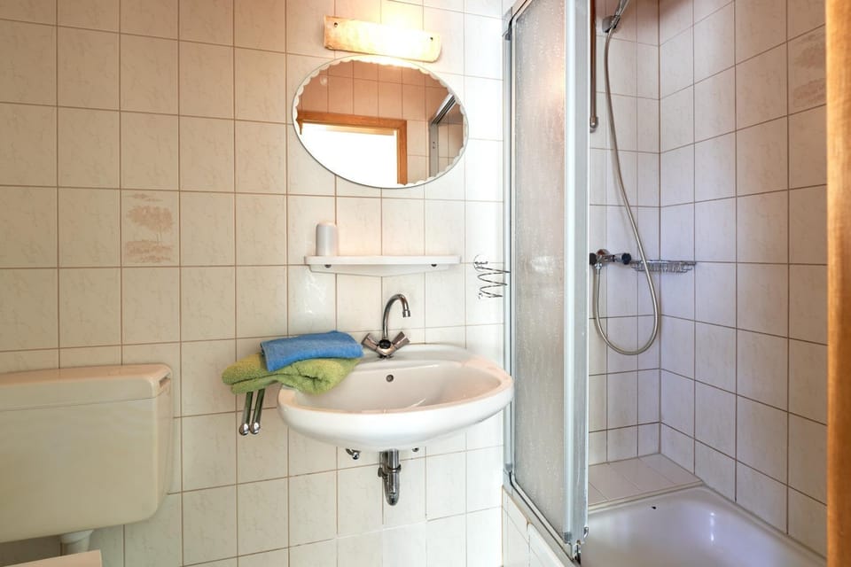 Shower, Toilet, Bathroom, towels