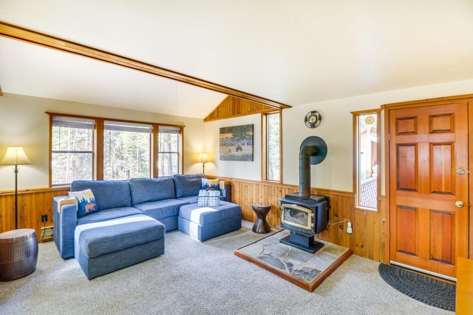 'Griz Den' Cabin w/ 2 King Beds Near Glacier! Cabin in Hungry Horse