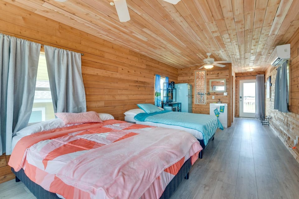 1 Mi to Ocean: Colorful Freeport Beach Rental! Apartment in Surfside Beach