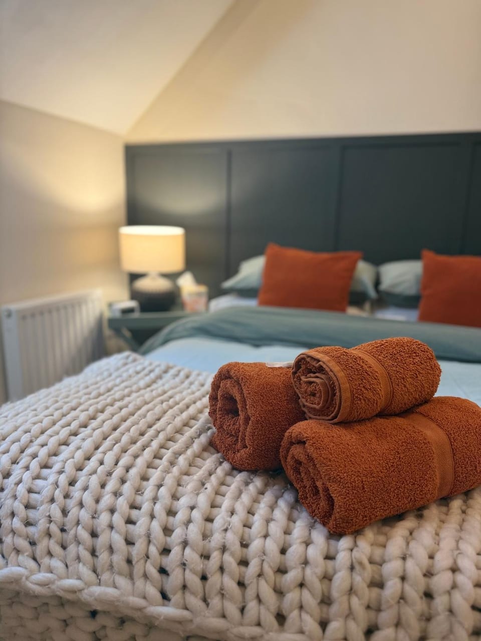 Bed, Bedroom, towels