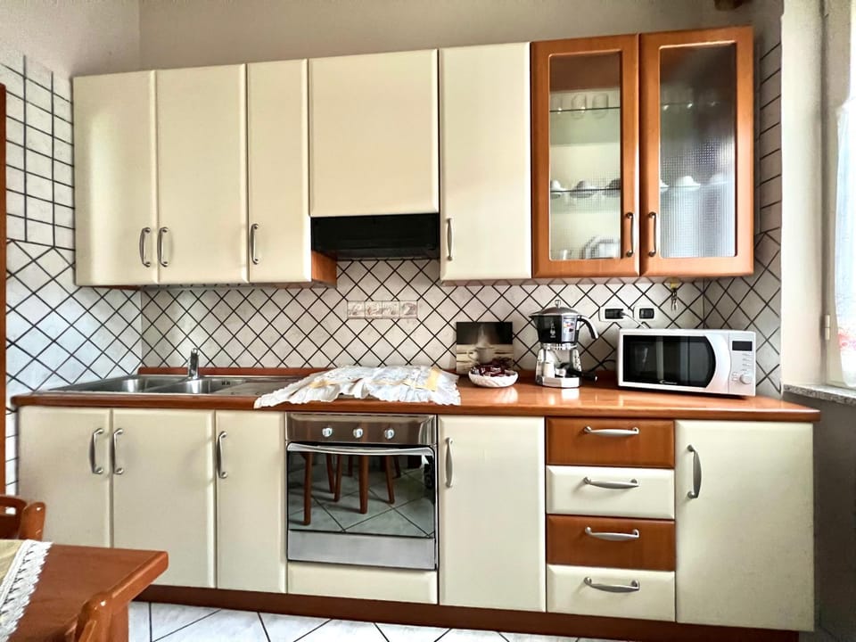 Kitchen or kitchenette, minibar, oven, pet friendly, stove, toaster