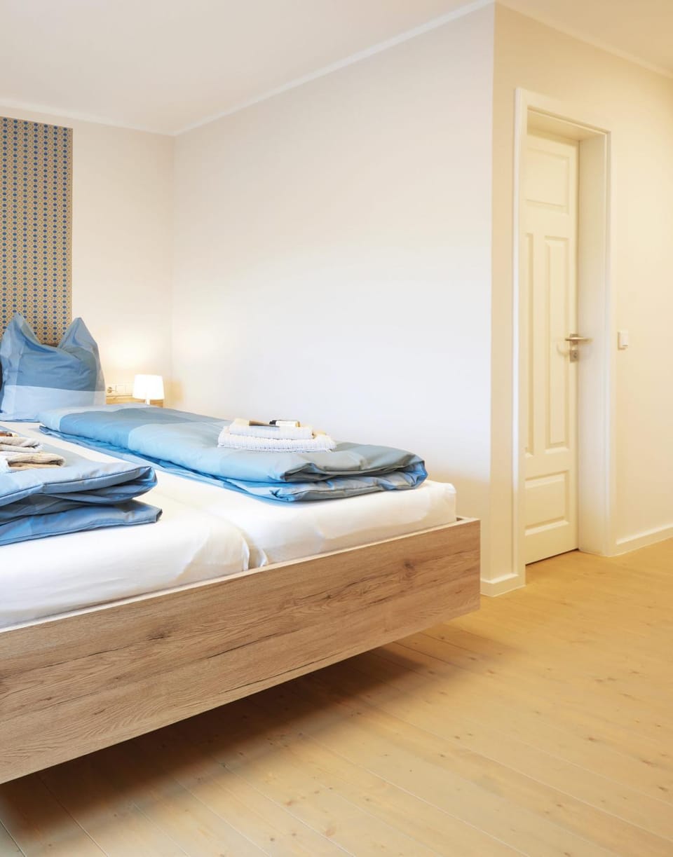 Bed, Photo of the whole room, towels