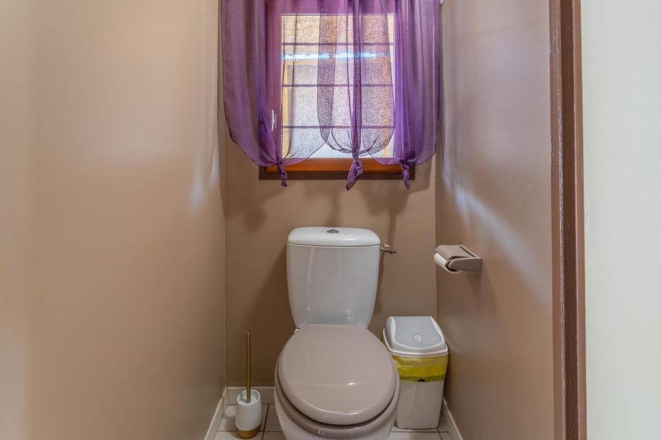 Bathroom, Living room
