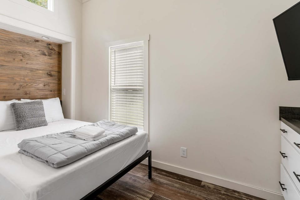 Bed, TV and multimedia, Bedroom, towels