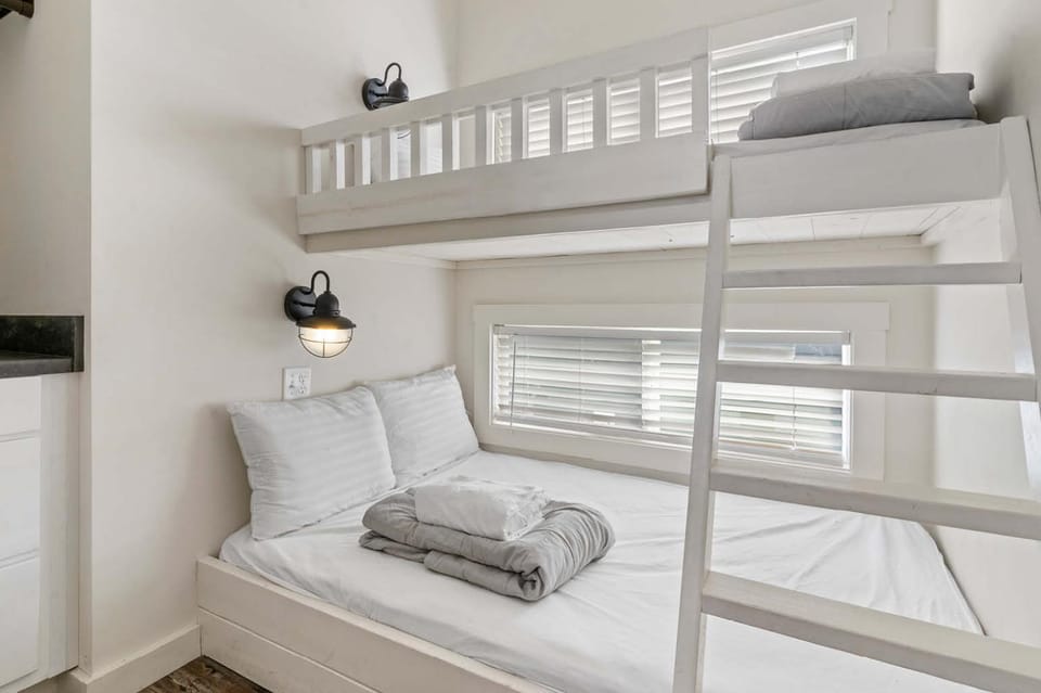 Bedroom, bunk bed