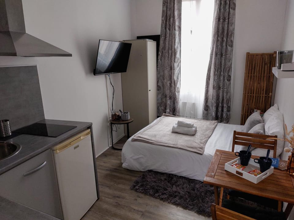 Bed, TV and multimedia, Photo of the whole room, towels