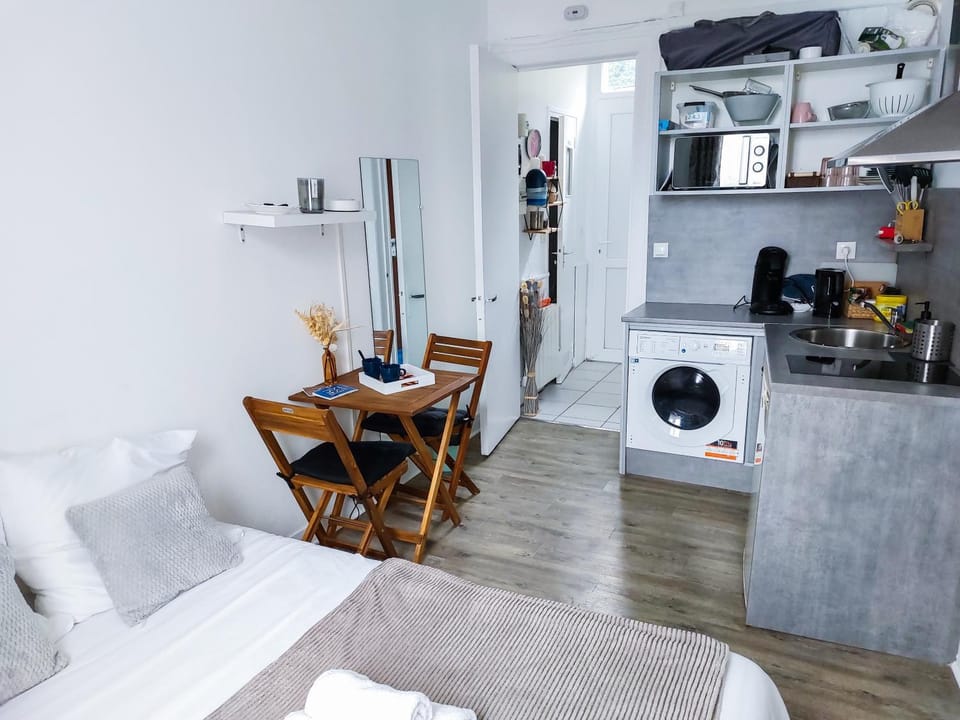 Kitchen or kitchenette, Dining area, minibar, stove, washing machine