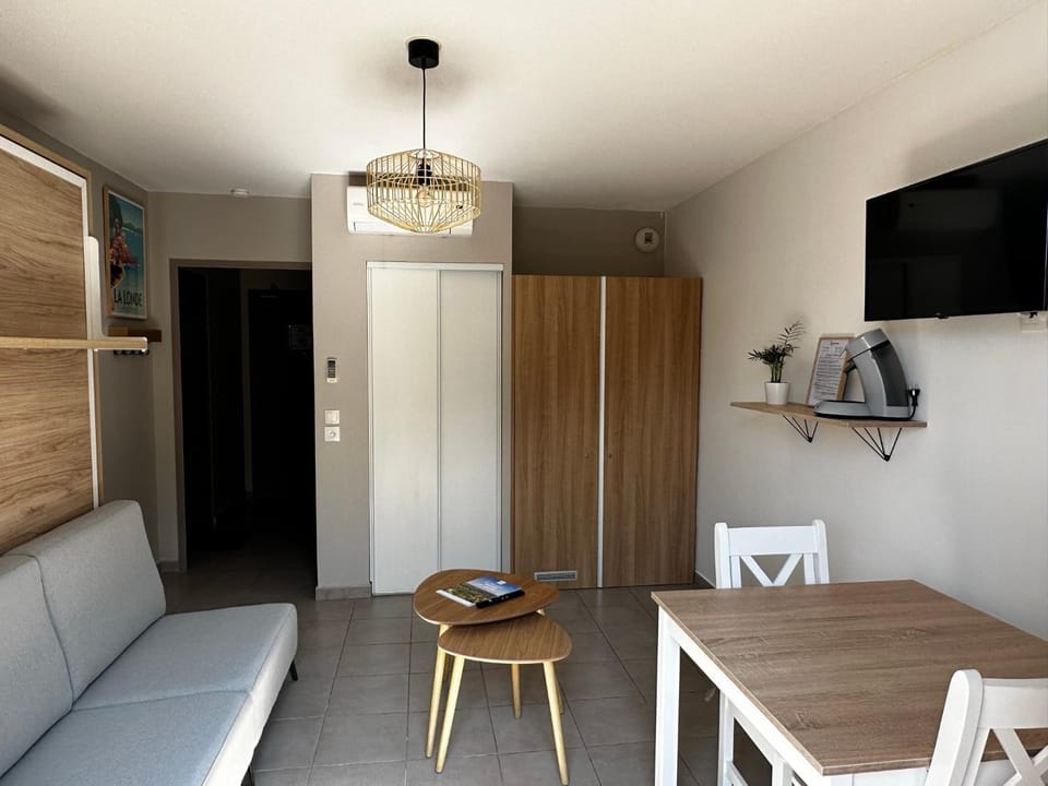 Bed, TV and multimedia, Kitchen or kitchenette, Living room