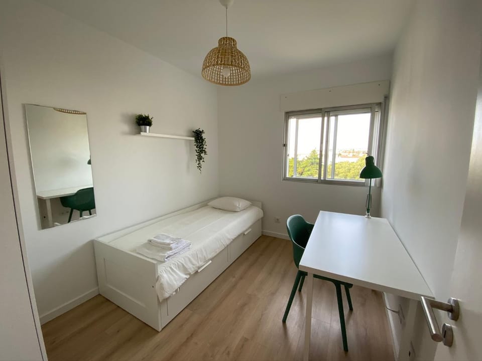Carcavelos Beach & Nova SBE Private Rooms in Shared Serviced Apartment 24 Bed and Breakfast in Carcavelos