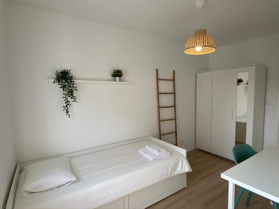 Carcavelos Beach & Nova SBE Private Rooms in Shared Serviced Apartment 24 Bed and Breakfast in Carcavelos