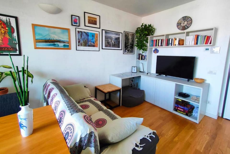 TV and multimedia, Living room, Seating area, Evening entertainment