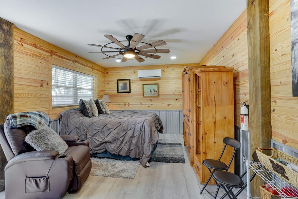 Farm Stay: Modern Barndominium in Lakeland! Apartment in Lakeland